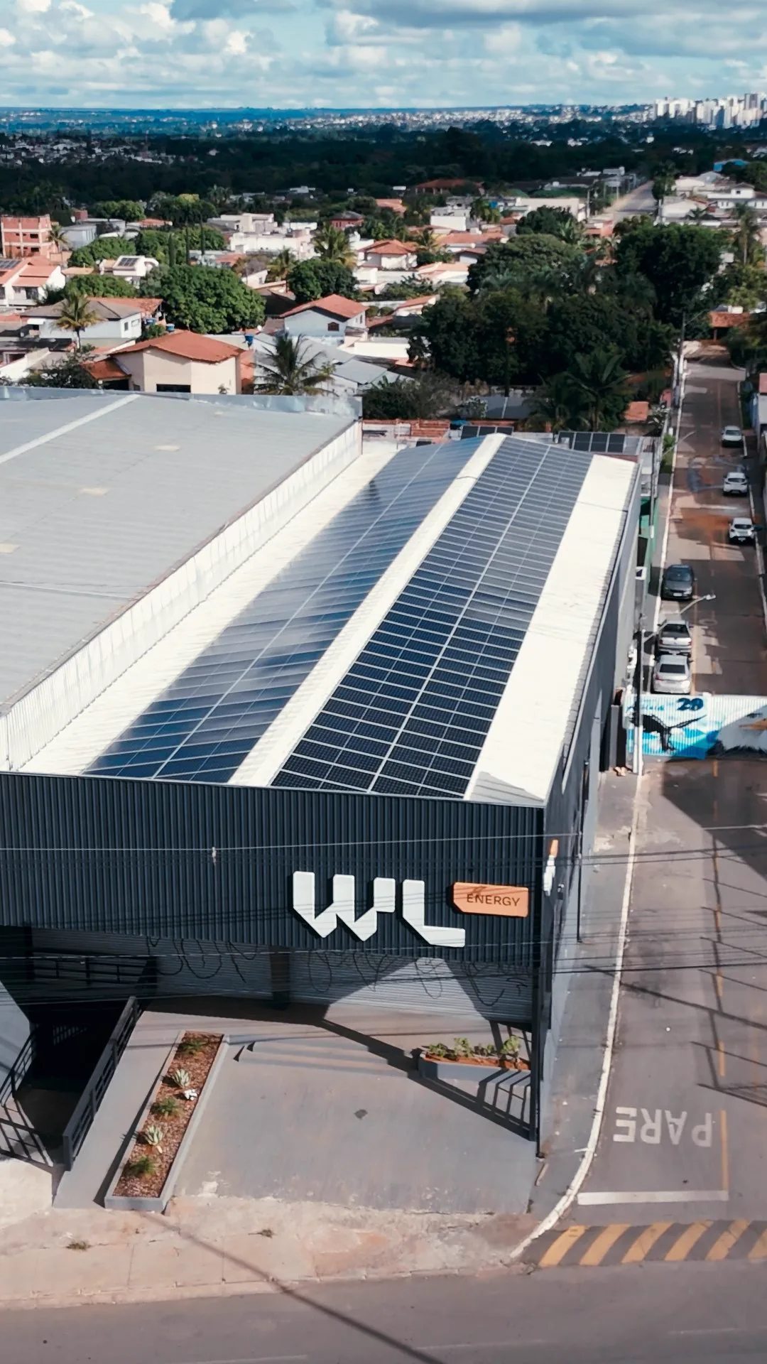 Sede da W.L Energy em Brasília, com usina solar no telhado